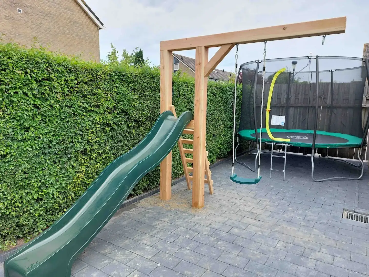 Speeltoestel in de tuin in Harlingen