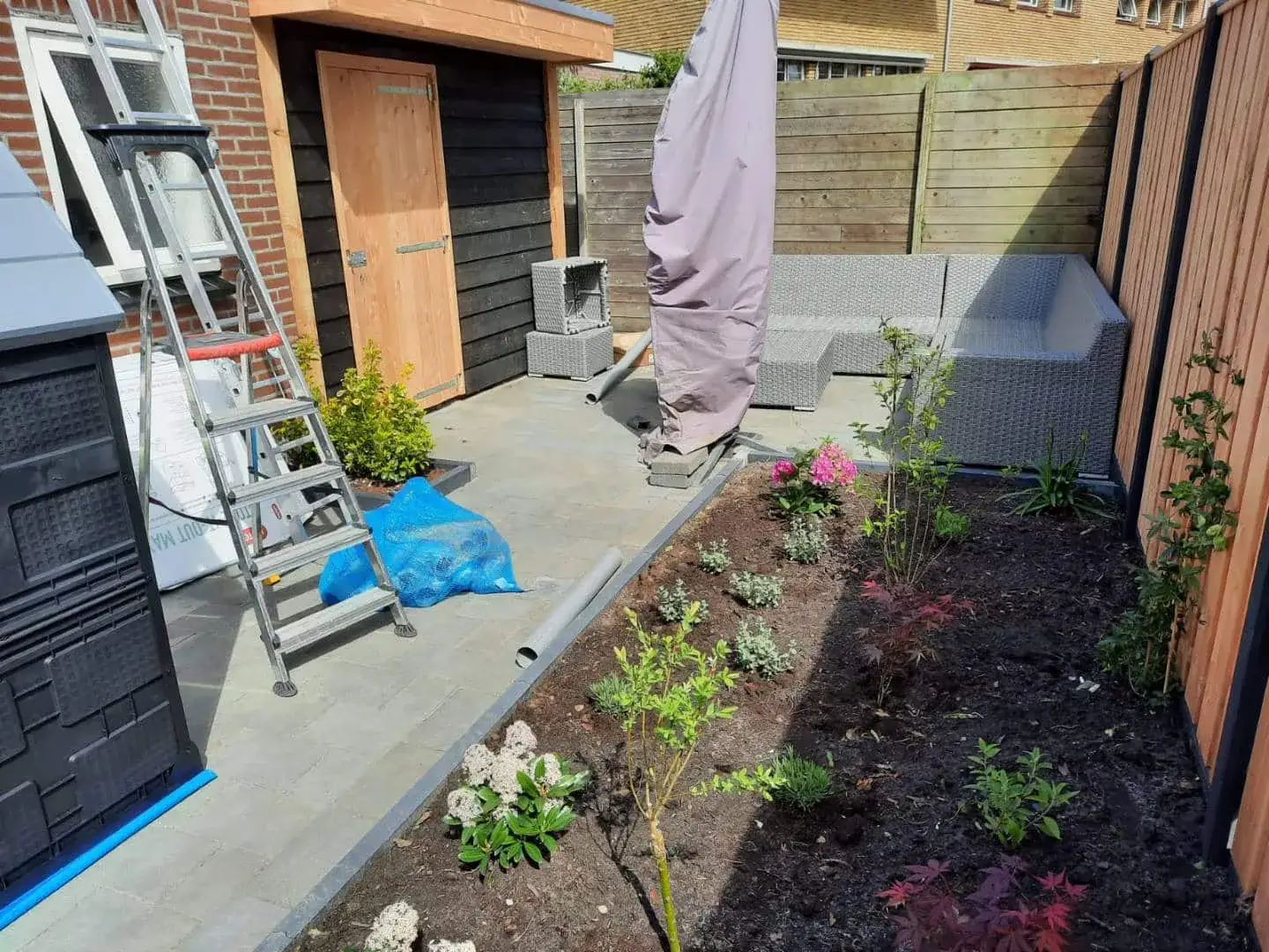 Bestrating, schutting en tuinhuis familie Hoogeveen in Leeuwarden